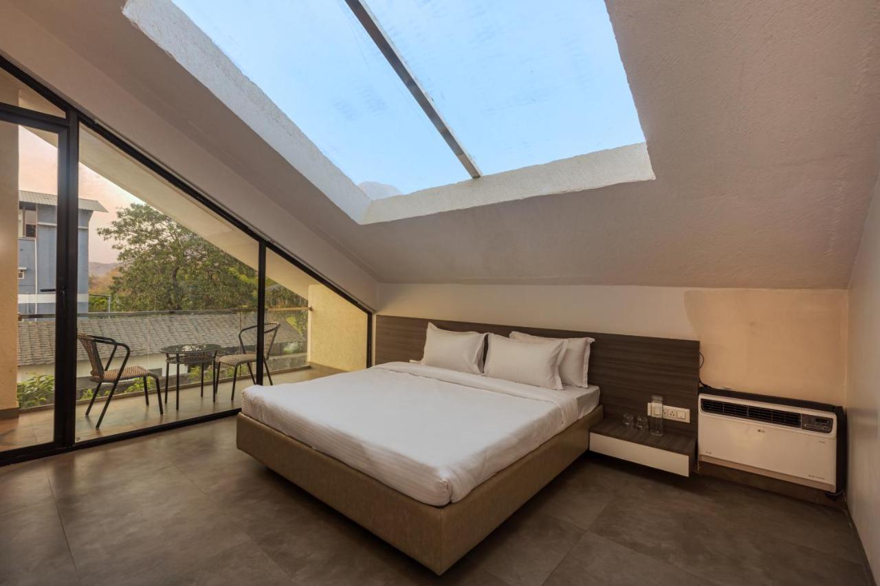 Saffronstays Stargazer, Karjat - Luxury Pool Villa With Lake View Exteriör bild